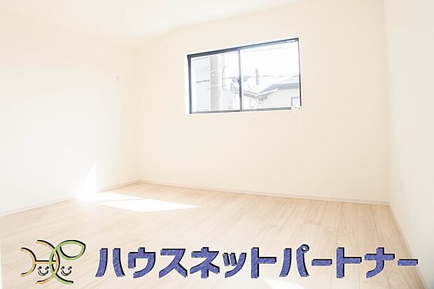 2面窓のある風通しの良いお部屋は心も体も元気にしてくれます。自分だけのお部屋作りを楽しんでみては。