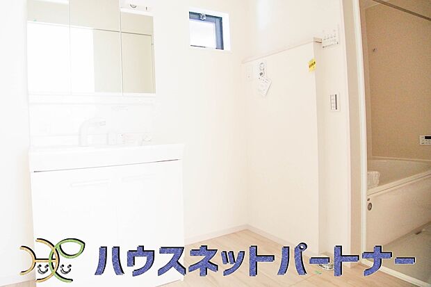 洗面室のある脱衣所は広々。脱いだお洋服をそのままお洗濯。