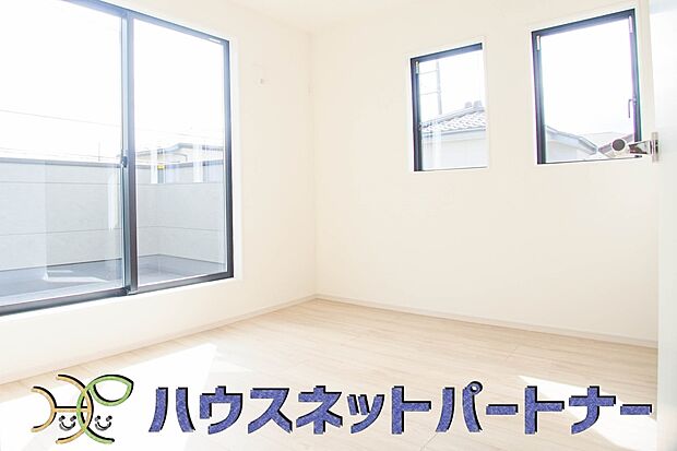 独立性を高めたお部屋。たっぷりの収納も配備しており、片付いた空間を現実出来そう。陽光も降り注ぐ明るく開放的な空間が魅力的。