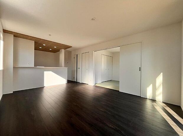 通風・採光に優れ、心地よい光と風が溢れています。 贅沢で豊かな居住性と、プライドを満たすクオリティが見事に調和した住空間。新築ならではの快適なひとときをご体感頂ける筈です。