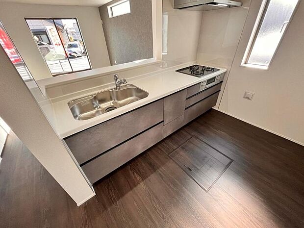 カウンターキッチンなら、リビングで遊ぶ子供の様子を見ながら料理ができるので安心です。料理を運んでもらったり、子供にお手伝いしてもらいやすいのもいいですね♪