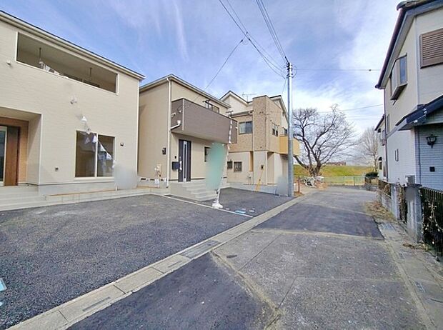 通勤や家族の送迎など、毎日の生活にマイカーが欠かせない方にとって駐車場は大事な条件。敷地内にカースペースがあれば、お出かけやお買い物の際の搬入出もらくらくです。