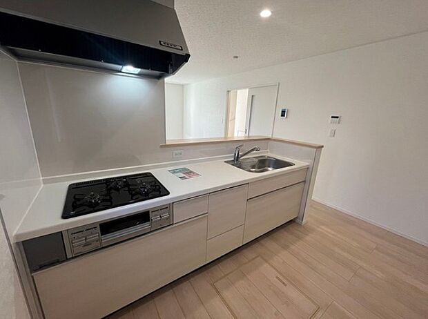 カウンターキッチンなら、リビングで遊ぶ子供の様子を見ながら料理ができるので安心です。料理を運んでもらったり、子供にお手伝いしてもらいやすいのもいいですね♪