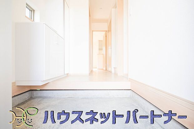 玄関扉を開くとゆったりとした空間。この感動を現地で是非体感してみて下さい。