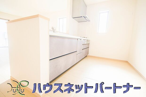 三口コンロで料理の幅を拡げてくれる使いやすいシステムキッチンを採用。洗い場も大きいので野菜や食器を洗ったりする際にも捗り、奥様の強い味方となってくれるはずです。