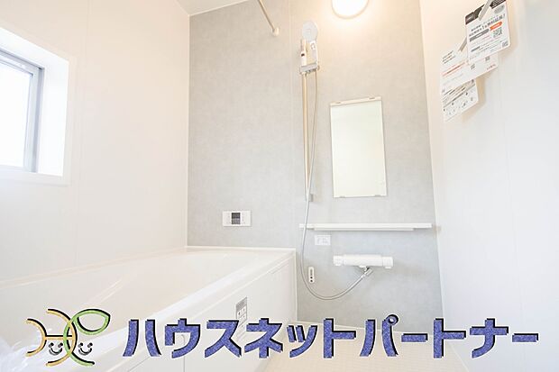 高級感溢れるカラーと大きさ・柔らかな曲線で構成された半身浴も楽しめるバスタブが心地よさをもたらします。