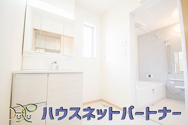大きく見やすい三面鏡で清潔感ある洗面台は、身だしなみチェックや肌のお手入れに最適です。何かと物が増える場所だからこそ、スッキリと見映えの良い空間に拵えました。