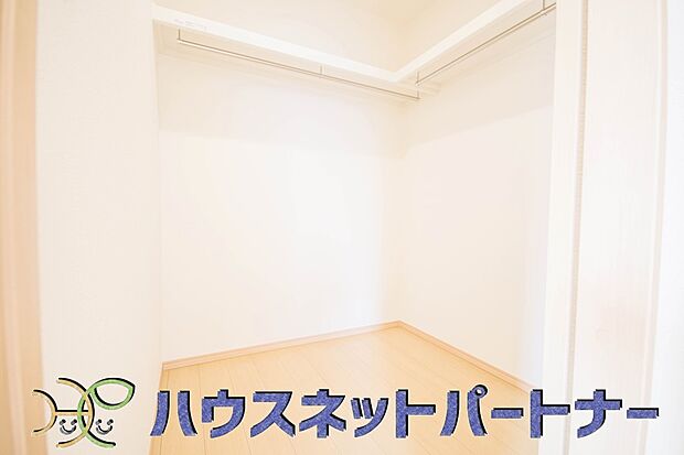 たくさんの洋服をかけてもシワになりにくいウォークインクローゼット。洋服以外にも、普段使わない家電やスーツケース、ストック品など何でも片付く嬉しい空間です。