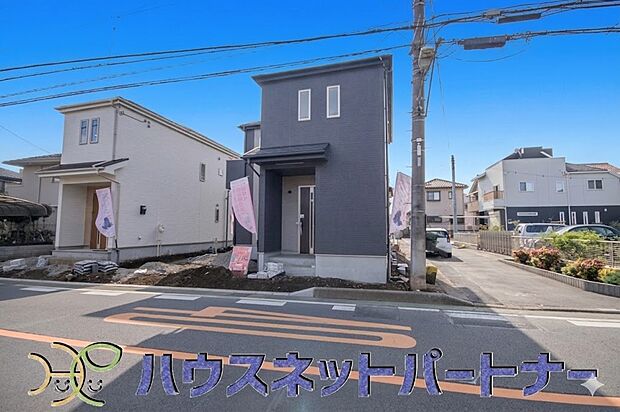 街に溶け合う美しい景観と、採光や風通しを考えて設計された間取り。近隣の視線を考え調整した窓位置など、外観だけでなく、住まうご家族の心地よさを最優先しました。