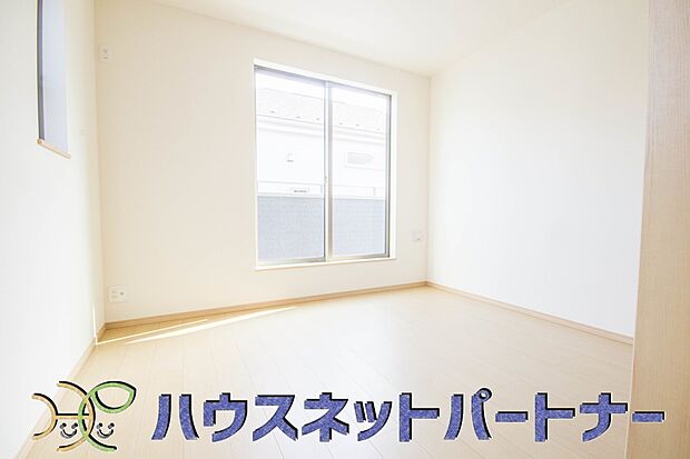 2面窓のある風通しの良いお部屋は心も体も元気にしてくれます。自分だけのお部屋作りを楽しんでみては。