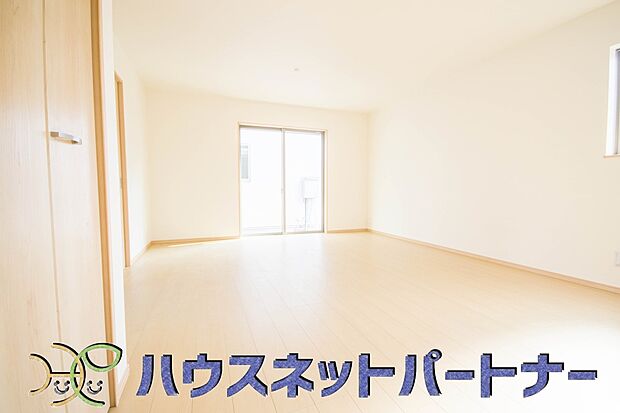 カウンターキッチンなら、リビングで遊ぶ子供の様子を見ながら料理ができるので安心です。料理を運んでもらったり、子供にお手伝いしてもらいやすいのもいいですね♪