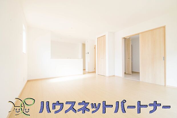 リビングは、食事スペースと寛げる場所設けてもまだ余裕の広さ。明るい光が照らしてくれます。