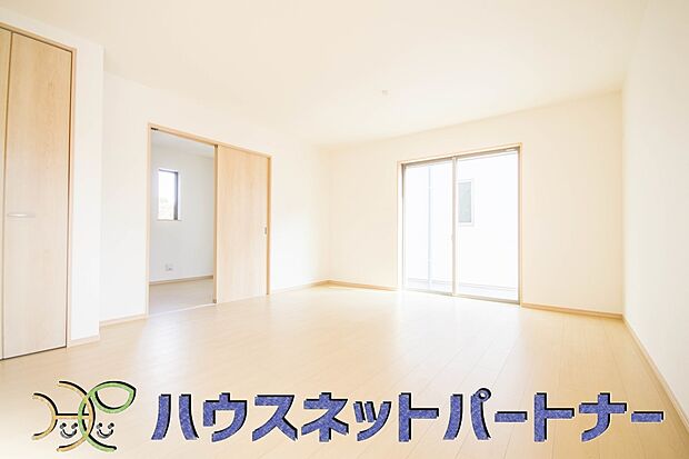 明るく開放的なダイニング。家族とのコミュニケーションが取りやすく、みんなの笑顔が溢れます