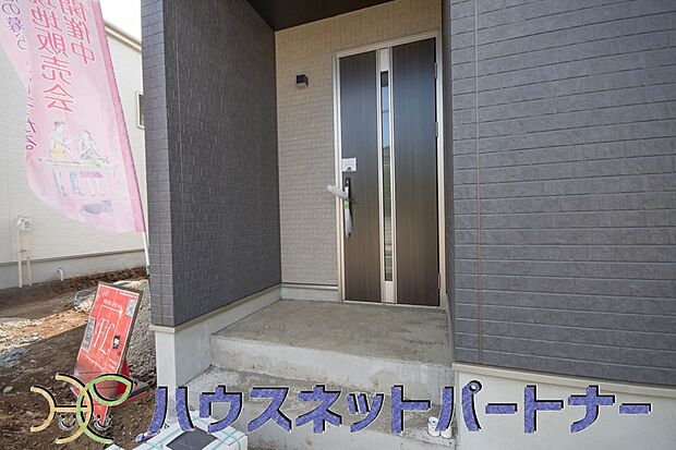 玄関の扉を開けるとそこは家族の待つお家。笑い声が聞こえてきそう。