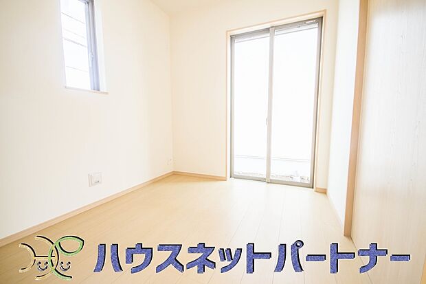 明るい窓のあるお部屋は子供部屋にぴったり。可愛い家具で素敵なお部屋に。