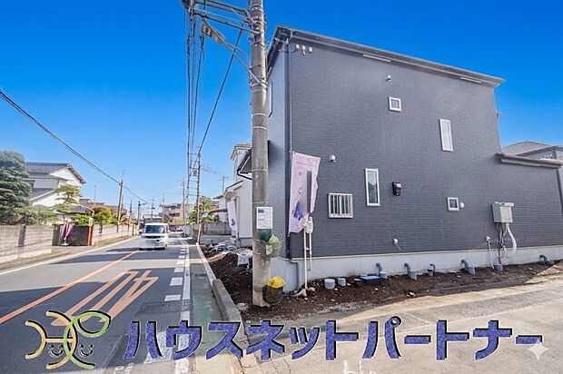 前面道路の日当たりの良い明るいお家。