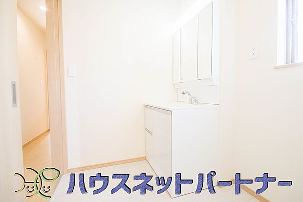 洗面室のある脱衣所は広々。脱いだお洋服をそのままお洗濯。