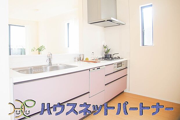 三口コンロで料理の幅を拡げてくれる使いやすいシステムキッチンを採用。洗い場も大きいので野菜や食器を洗ったりする際にも捗り、奥様の強い味方となってくれるはずです。