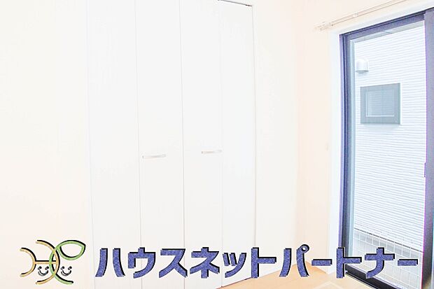 壁面クローゼットのメリットは、衣類が横一列に並ぶためひと目で洋服が選びやすいこと。衣類をたくさんお持ちの方も、限られたスペース内に無理なく収納することができます。
