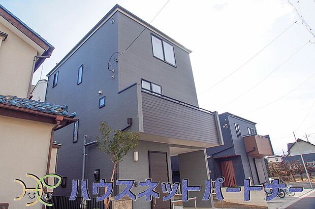 街に溶け合う美しい景観と、採光や風通しを考えて設計された間取り。近隣の視線を考え調整した窓位置など、外観だけでなく、住まうご家族の心地よさを最優先しました。