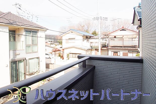 朝の澄んだ空気や、夕方に吹く清々しい風を五感で感じられるバルコニー。住まいの中で唯一屋外にあって、本当の自然を感じられるスペースです。