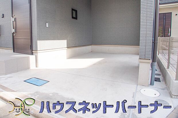 通勤や家族の送迎など、毎日の生活にマイカーが欠かせない方にとって駐車場は大事な条件。敷地内にカースペースがあれば、お出かけやお買い物の際の搬入出もらくらくです。