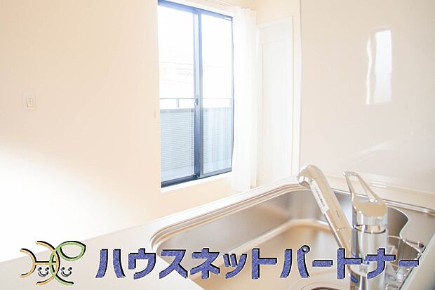 カウンターキッチンなら、リビングで遊ぶ子供の様子を見ながら料理ができるので安心です。料理を運んでもらったり、子供にお手伝いしてもらいやすいのもいいですね♪