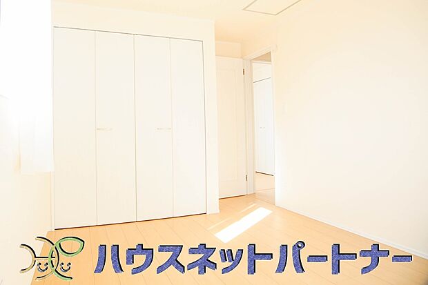 独立性を高めたお部屋。たっぷりの収納も配備しており、片付いた空間を現実出来そう。陽光も降り注ぐ明るく開放的な空間が魅力的。