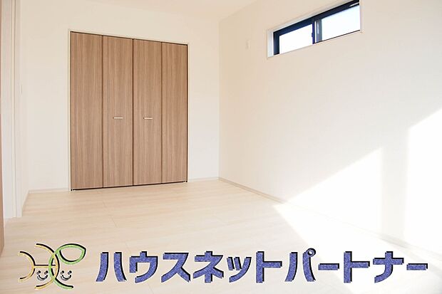 バルコニーに直接出入りできるお部屋です。ちょっと外の空気を吸いたい時や、ベランダでミニガーデニングなども楽しめそうです。