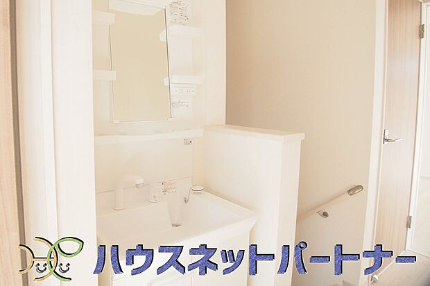 大きく見やすい三面鏡で清潔感ある洗面台は、身だしなみチェックや肌のお手入れに最適です。何かと物が増える場所だからこそ、スッキリと見映えの良い空間に拵えました。