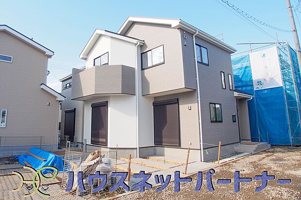 堂々たる趣ながら、主張し過ぎずどこか余裕を感じさせるシャープなフォルムで佇む邸宅は、晴天の空と照らし合わせる事で、本来あるべき完成形の姿を見せてくれます。