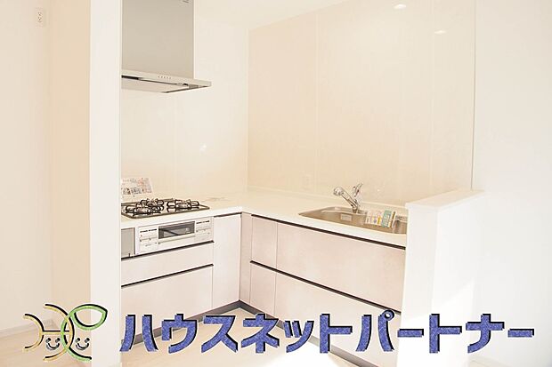 三口コンロで料理の幅を拡げてくれる使いやすいシステムキッチンを採用。洗い場も大きいので野菜や食器を洗ったりする際にも捗り、奥様の強い味方となってくれるはずです。