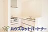 キッチン：三口コンロで料理の幅を拡げてくれる使いやすいシステムキッチンを採用。洗い場も大きいので野菜や食器を洗ったりする際にも捗り、奥様の強い味方となってくれるはずです。