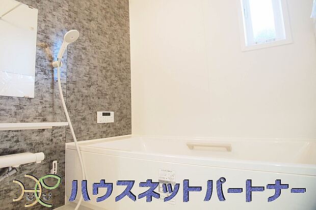 高級感溢れるカラーと大きさ・柔らかな曲線で構成された半身浴も楽しめるバスタブが心地よさをもたらします。