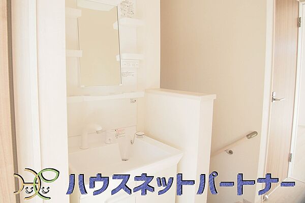 大きく見やすい三面鏡で清潔感ある洗面台は、身だしなみチェックや肌のお手入れに最適です。何かと物が増える場所だからこそ、スッキリと見映えの良い空間に拵えました。