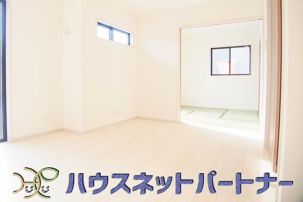 明るく開放的なダイニング。家族とのコミュニケーションが取りやすく、みんなの笑顔が溢れます