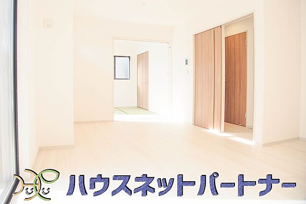 通風・採光に優れ、心地よい光と風が溢れています。 贅沢で豊かな居住性と、プライドを満たすクオリティが見事に調和した住空間。新築ならではの快適なひとときをご体感頂ける筈です。