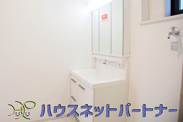 洗面室のある脱衣所は広々。脱いだお洋服をそのままお洗濯。