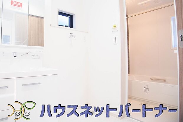 毎日使う洗濯機。しっかりと奥行きのある置き場が確保されています。