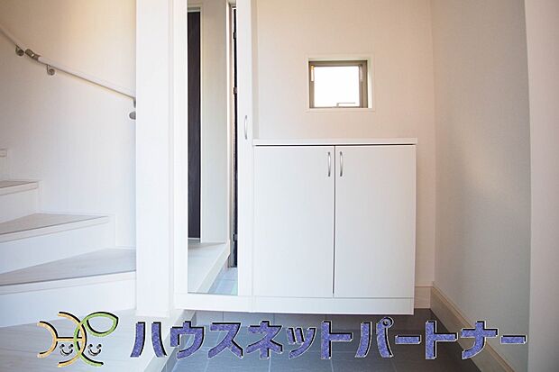 玄関の大きめミラーは出かける前の身だしなみチェックに便利。縦長のものなら靴を履いた状態のコーディネート確認もできます。狭い場所を広く明るく見せてくれる効果も。