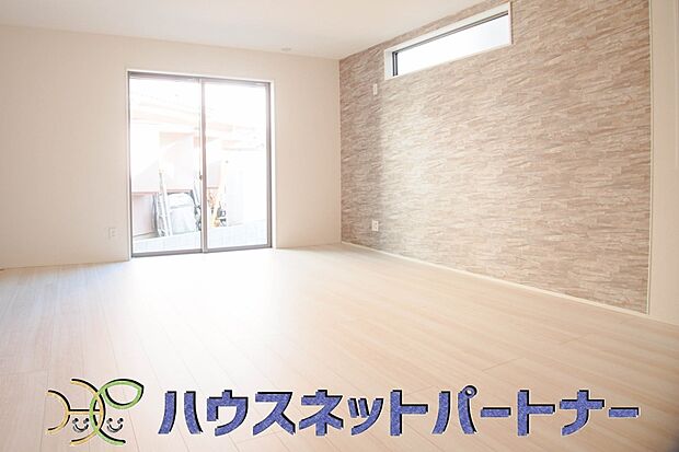 忙しい朝でも家族揃って食事をして頂ける、ゆとりある大きさのダイニングスペース。奥様の手料理をカウンター越しに受けとって頂き、テーブルで囲む素敵な時間を存分にお愉しみ下さい。