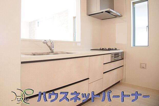 カウンターがあると配膳が楽なことがメリットの一つ。後片付けをするときも、ダイニングテーブルからあまり動かずに流し台へ運ぶことができるので便利です。