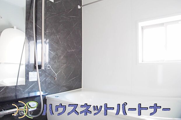 明るい作りの浴室は心も体もリフレッシュさせてくれます。窓もあるので湿気を外へ逃がすことも出来ます。