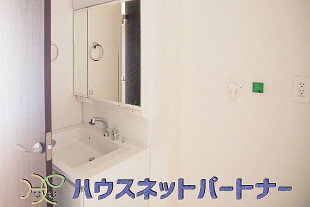 洗面室は窓の光が差し込み明るく清潔感があります。三面鏡は朝の支度が大助かり。