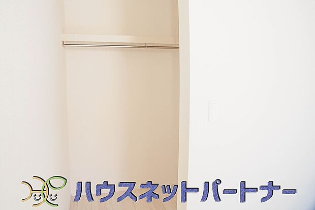 ウォークインクローゼットのメリットは、衣類の他、バッグやアクセサリーなど、身につけるものを一部屋に集めて管理できること。必要なときに見つけやすいです。