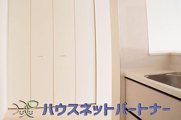 パントリー（食料庫）常温保存できるパン、お米、調味料、缶詰など、日常的に使うものや未開封の食品の収納にぴったり。棚にものを並べて収納すれば、何が足りないのかひと目で確認できます。