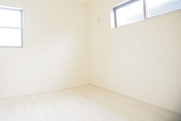 2面窓のある風通しの良いお部屋は心も体も元気にしてくれます。自分だけのお部屋作りを楽しんでみては。