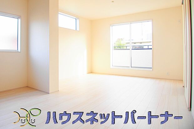 太陽の光が照らす明るいリビングは、開放感があり通風・採光に優れ、心地よい光と風が舞い込んできます。心休まるリビングは何よりも快適な時間を過ごせます。