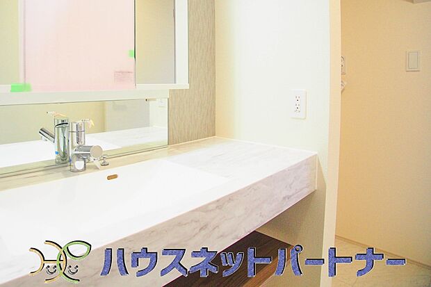 シャワー機能付洗面化粧台。洗顔や手洗いはもちろん、シャンプーも行える多機能洗面台です。広い洗面台を使えば手洗い洗濯などにも利用できます。　