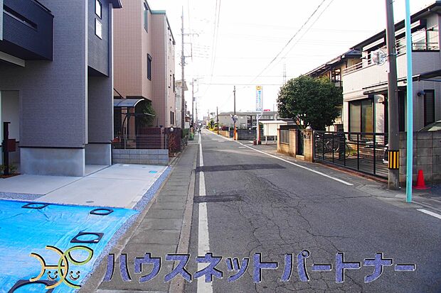 前面道路は6ｍあり広いので駐車も楽ちん。